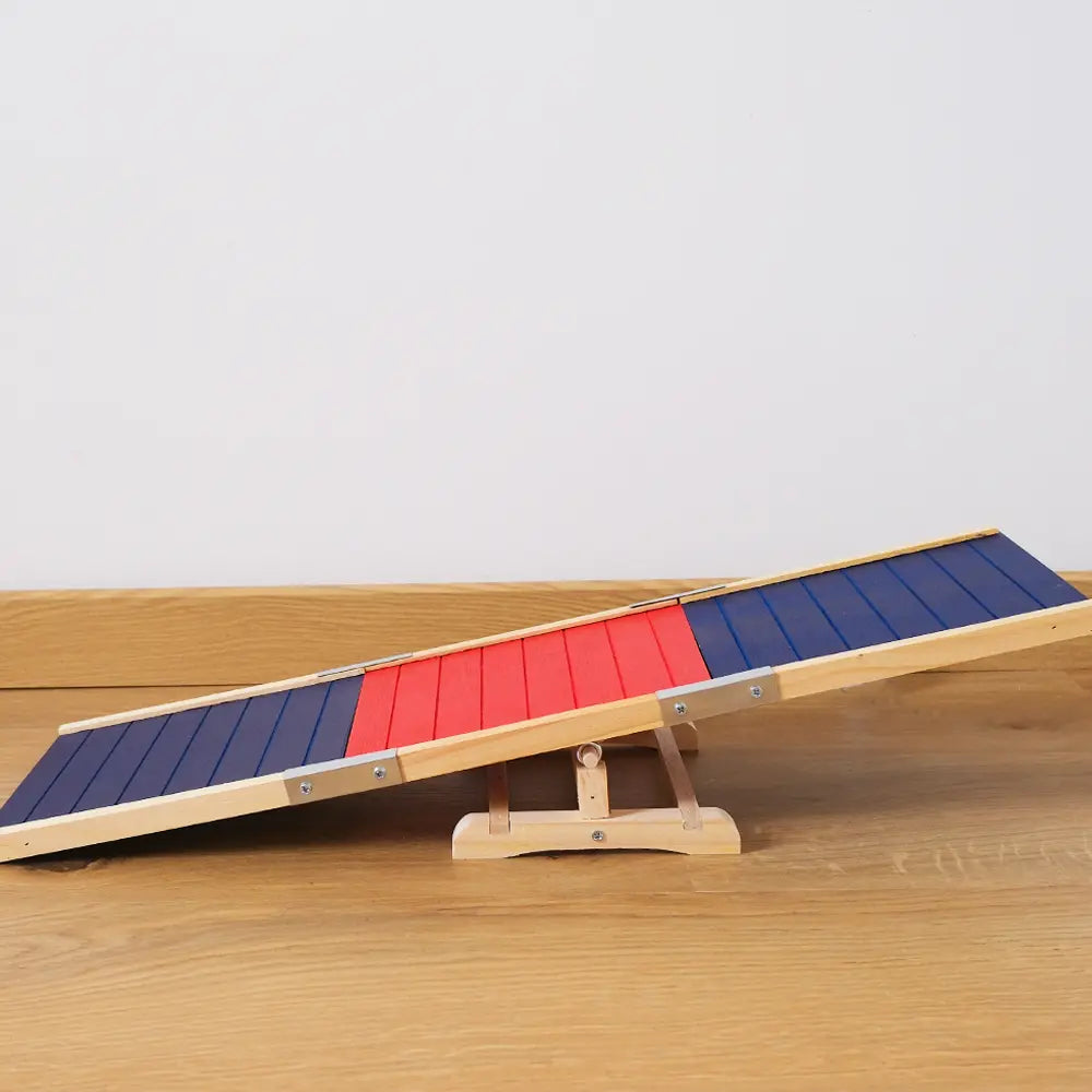 Bascule pour lapin en bois rouge et bleu