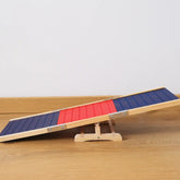 Bascule pour lapin en bois rouge et bleu