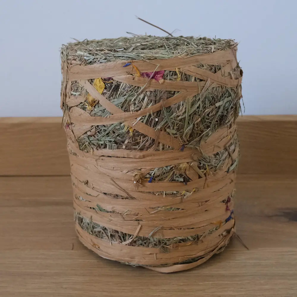 rouleau de foin et fleur pour lapin