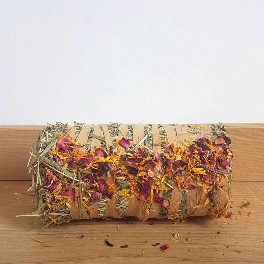 buche foin et fleur lapin