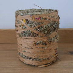 rouleau de foin et fleur pour lapin